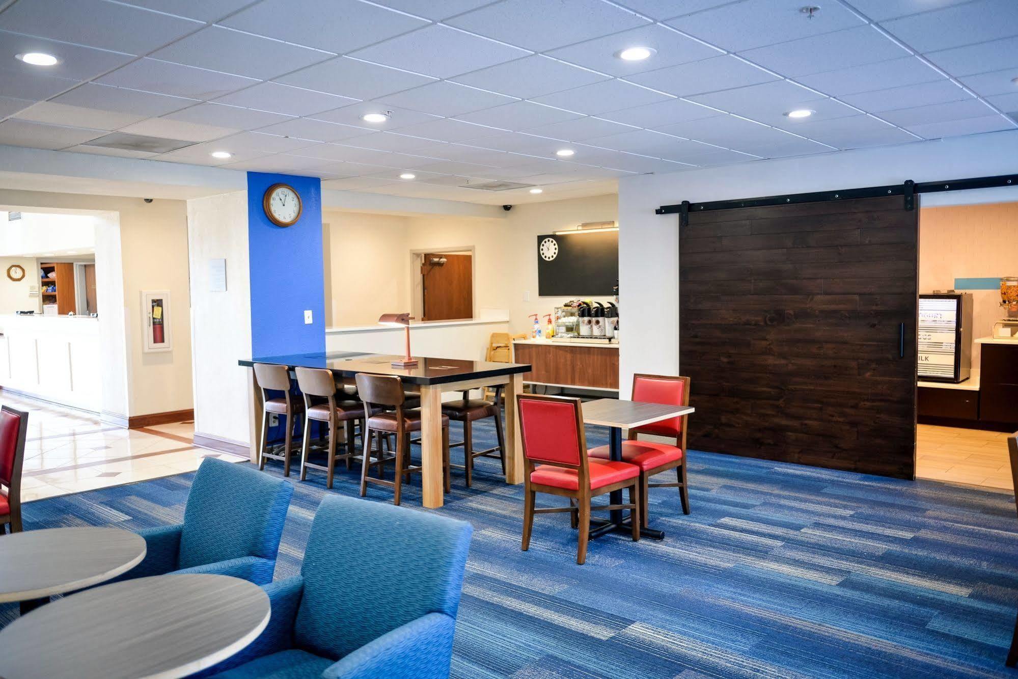 Holiday Inn Express Prince Frederick By Ihg Exterior foto